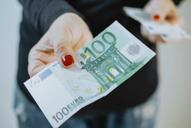 100-euro-in-women-s-hands-and-a-wallet-2021-09-02-08-48-57-utc.jpg