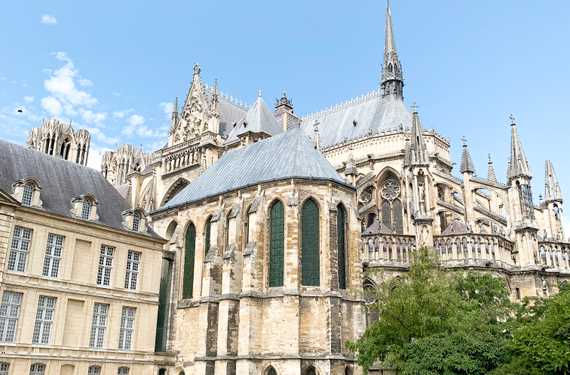 reims-cathedral-in-france-during-a-sunny-summer-da-2022-11-11-10-40-53-utc.jpg