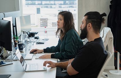 Membres de l’équipe en train de créer les outils digitaux  de Staffmatch.