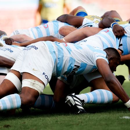  Les joueurs du Racing 92 font une mêlée contre l’équipe adverse lors d’un match de rugby.