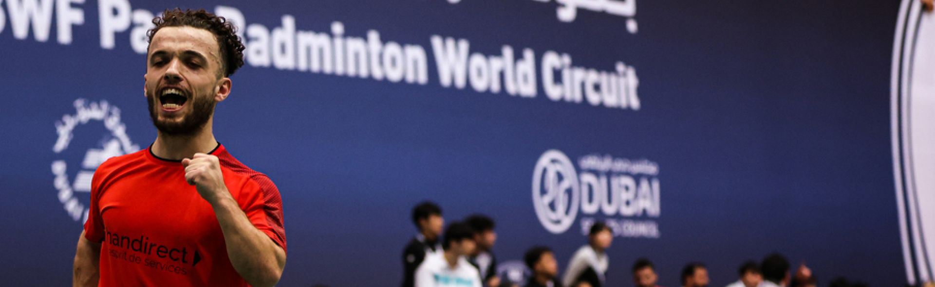 Charles Noakes célébrant la victoire d’un match au championnat de Dubaï Para Badminton.