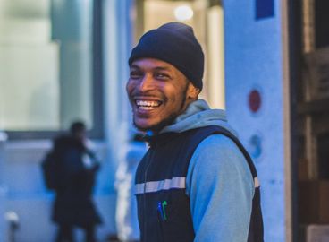 Homme souriant portant un bonnet.